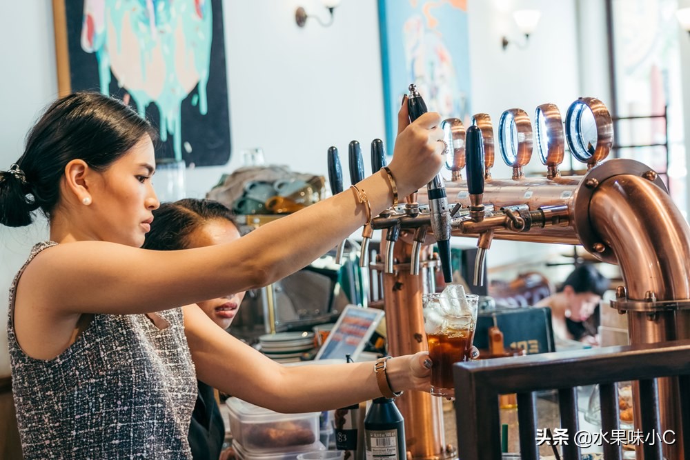 在曼谷中药咖啡店，寻找中泰混血的生活样貌。