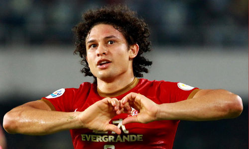 长发飘飘的中国球星!胡歌跟他学扮帅,美女主持拜倒在他的球裤下