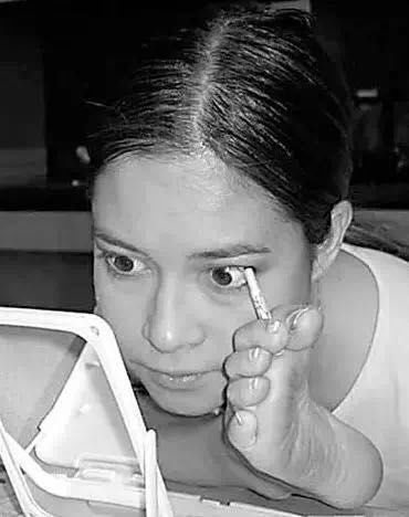 无手臂女孩开车,无臂女孩用脚玩王者荣耀