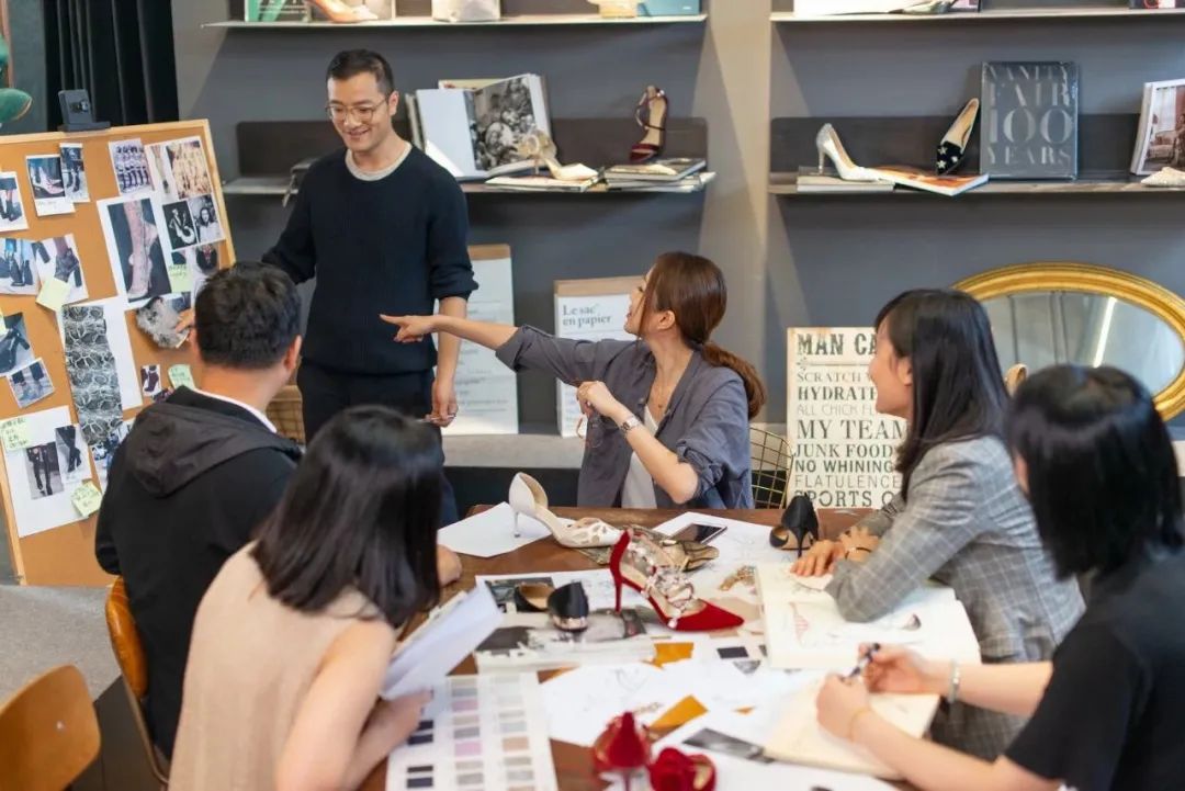 住在上海闹市400平的房子里，花开不败，开窗见池塘，太羡慕了