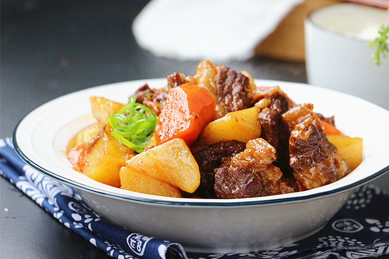 土豆炖牛肉软烂又入味配米饭香,牛肉软烂土豆软糯很下饭的菜