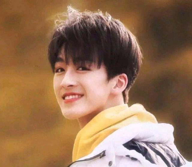 男生剪头发两侧怎么和理发师说,男生修剪头发该怎么跟理发师说