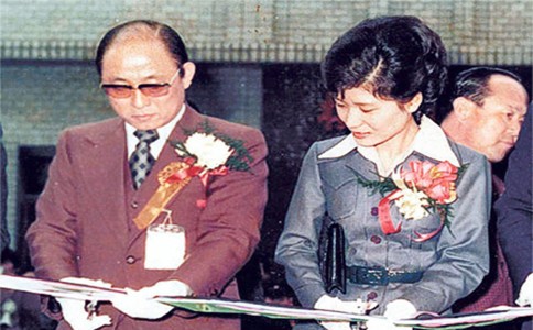 崔顺实和朴槿惠,韩国首富崔顺实