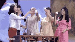 有眼屎喝什么凉茶,眼屎多喝金银花管用吗