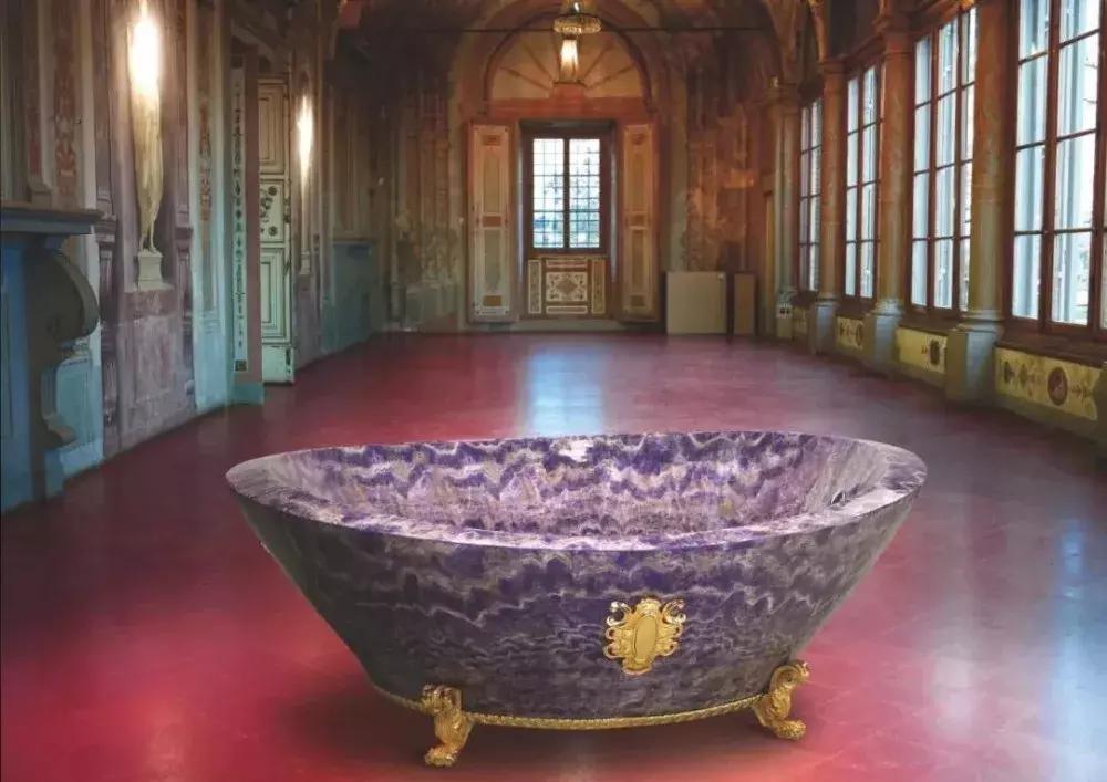 来,我请你洗澡,小编有个“价值10000000的石材浴缸”