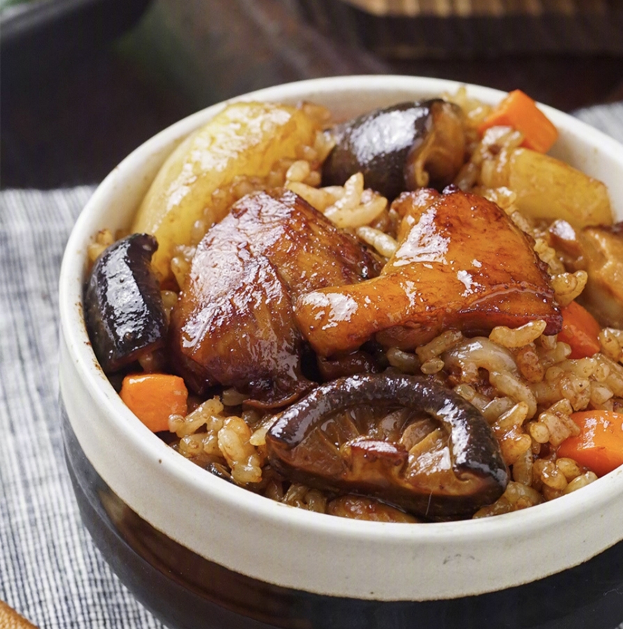 香菇焖鸡盖饭怎么做,香菇滑鸡焖饭暖暖的味道