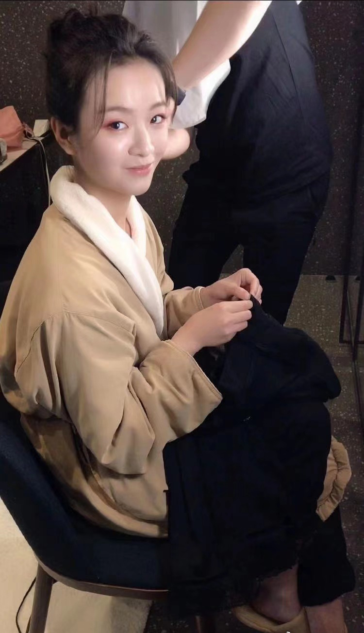 李庚希穿抹胸礼服,李庚希穿白色外套