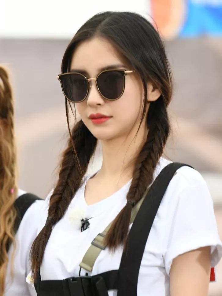 杨幂半扎鱼骨辫,杨幂的新发型双马尾鱼骨辫