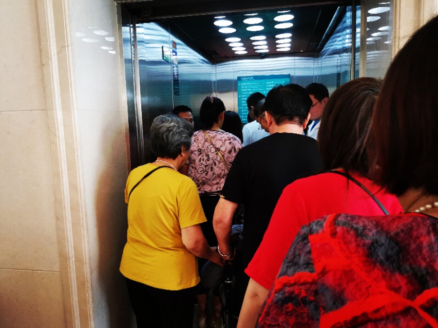 春节快到了，海南三亚*013院医**看病的人好多，干什么都得排队呀！