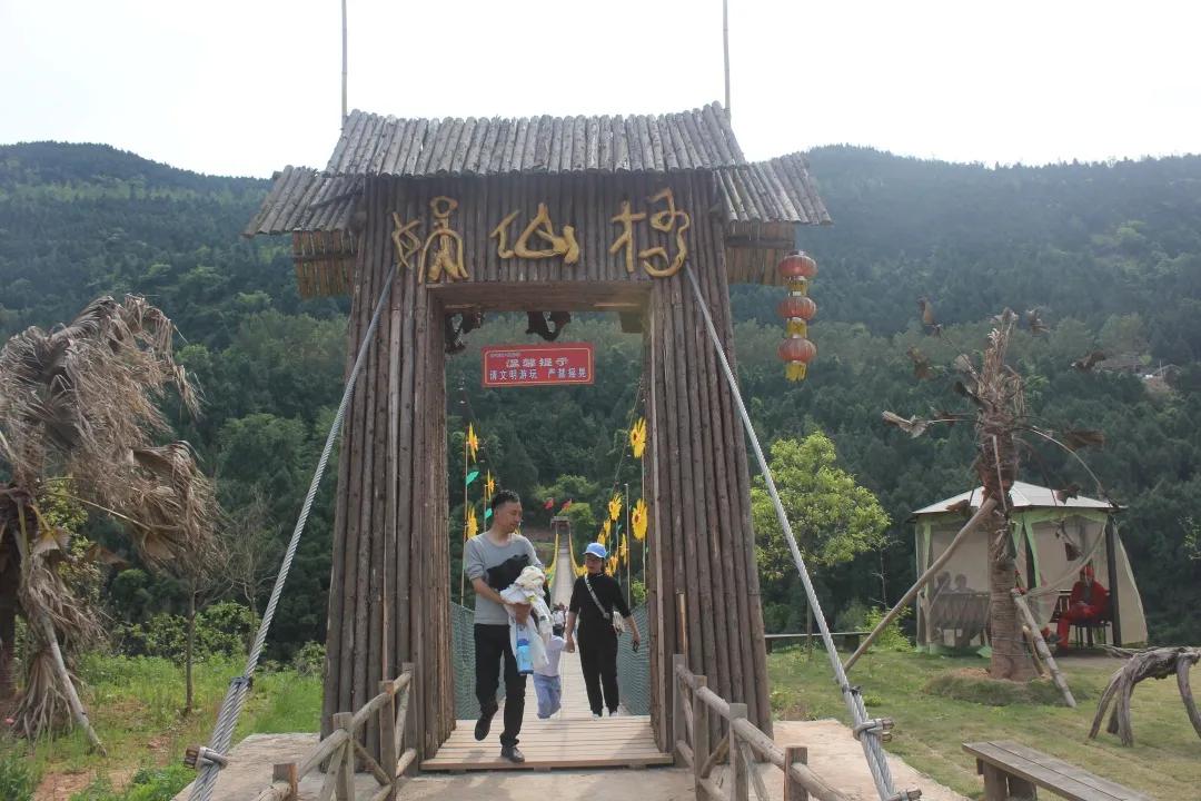 南充哪里有玻璃栈道和玻璃滑道,南充摇摆桥