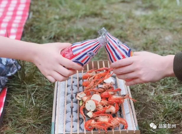 画一幅和足球有关的画简单图片,画一幅和足球相关的画