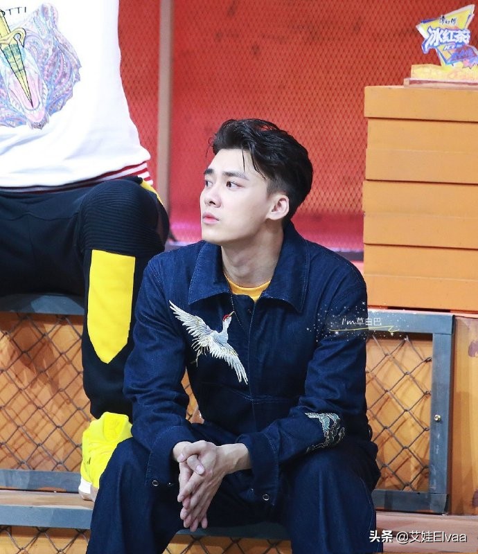 李易峰穿的运动装,李易峰穿灰色运动裤