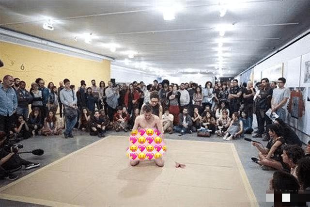 巴西艺术家行为艺术，母女行为引路人争议，网友：性无知真可怕