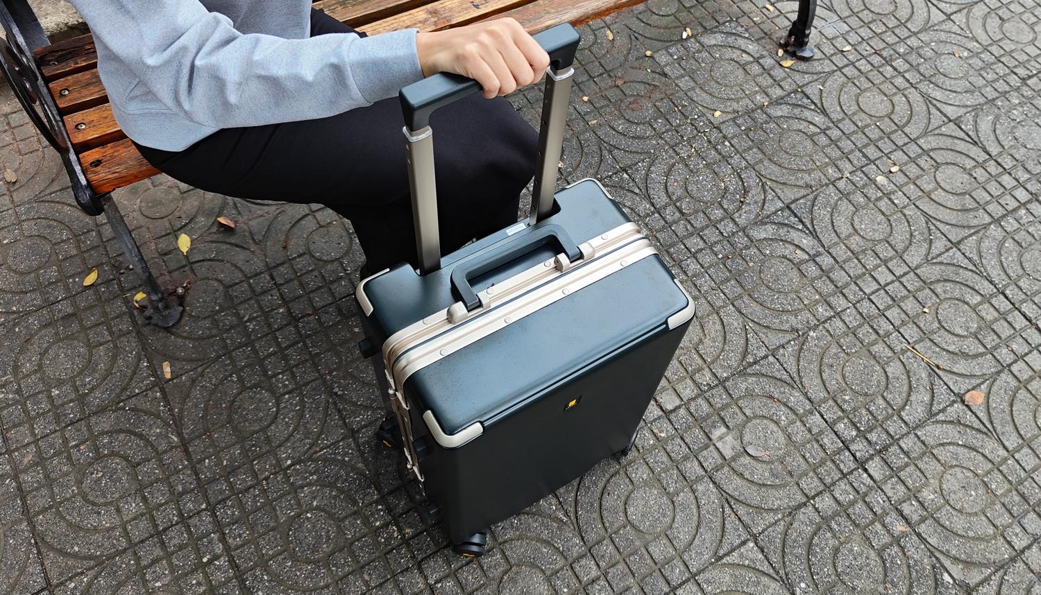 我试了一下，用地平线8号POWER拉杆箱装PS5代路由器刚刚好