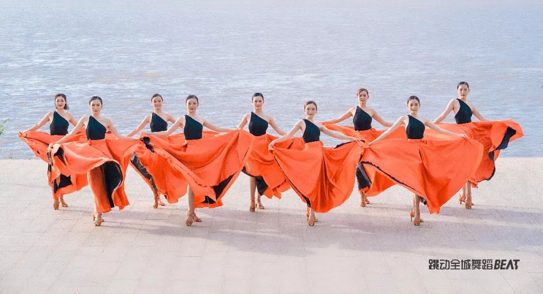 怎么学跟机器人跳舞,跳舞像机器人