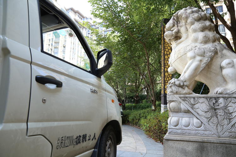 快递小哥送50个包裹,快递小哥送10000个快递