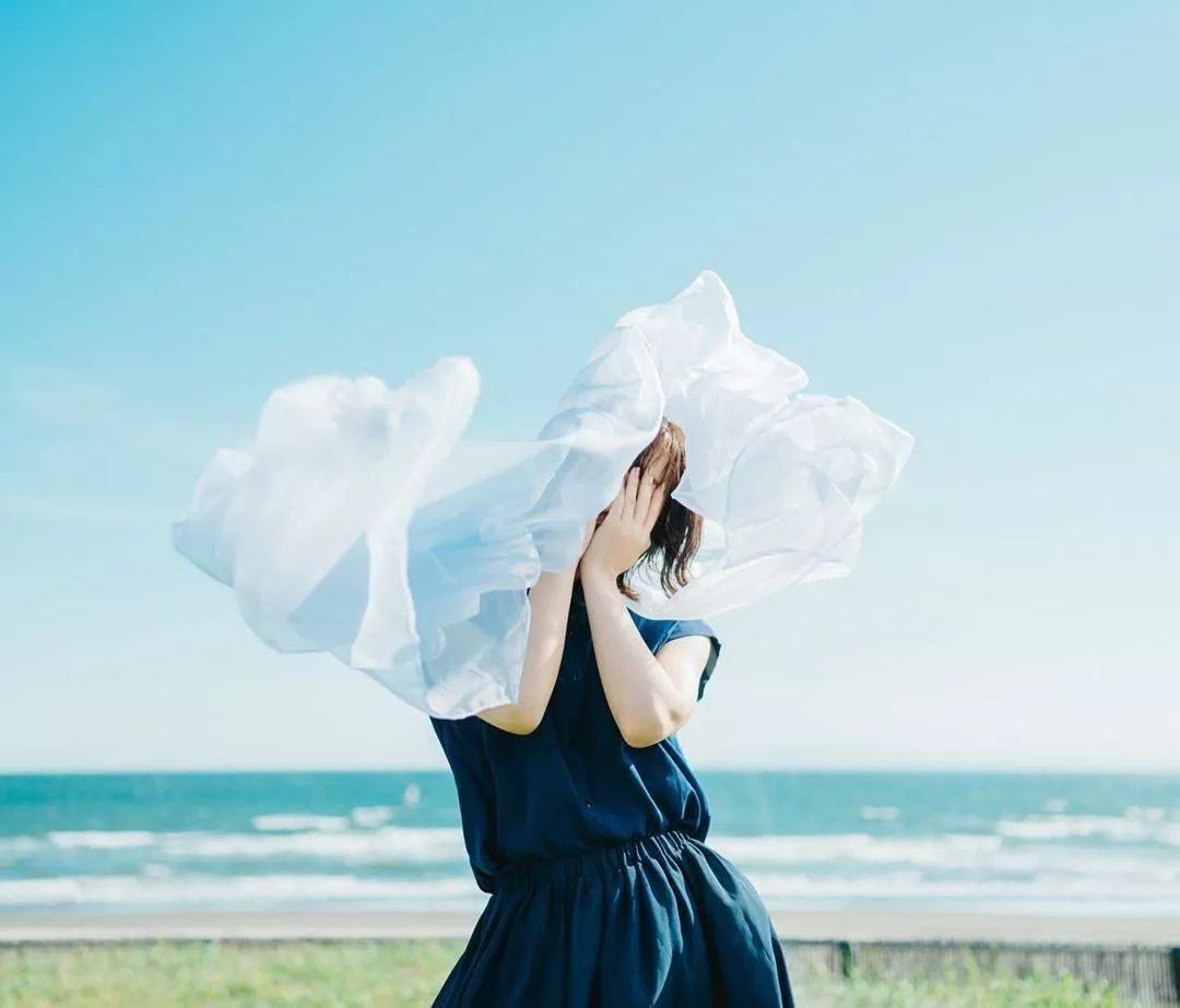 拍照尴尬怎么化解,拍照不自然不上镜的解决办法