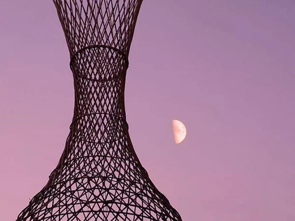 设计师在非洲做了个花篮，用来向天空借水