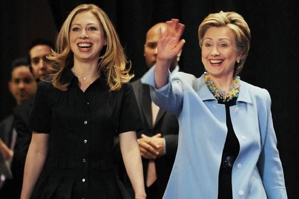 希拉里有多强势？坐在椅子上翘着二郎腿，教蹲在脚边的克林顿做事