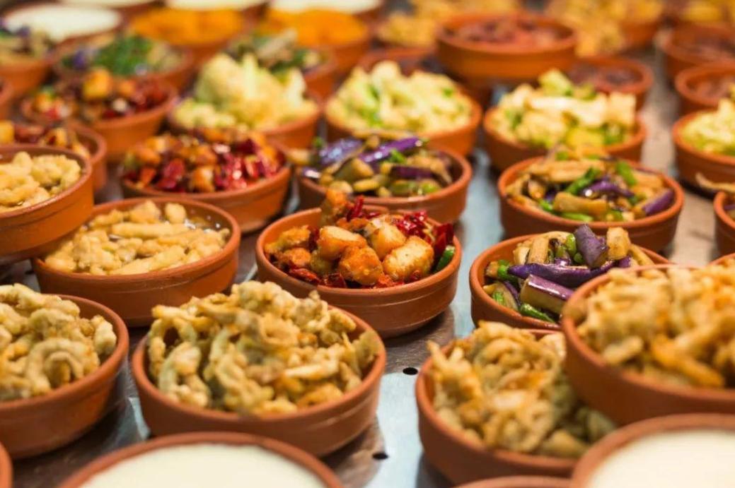 为了留住学生，大学食堂阿姨招式花样百出，就连手抖毛病也治好了