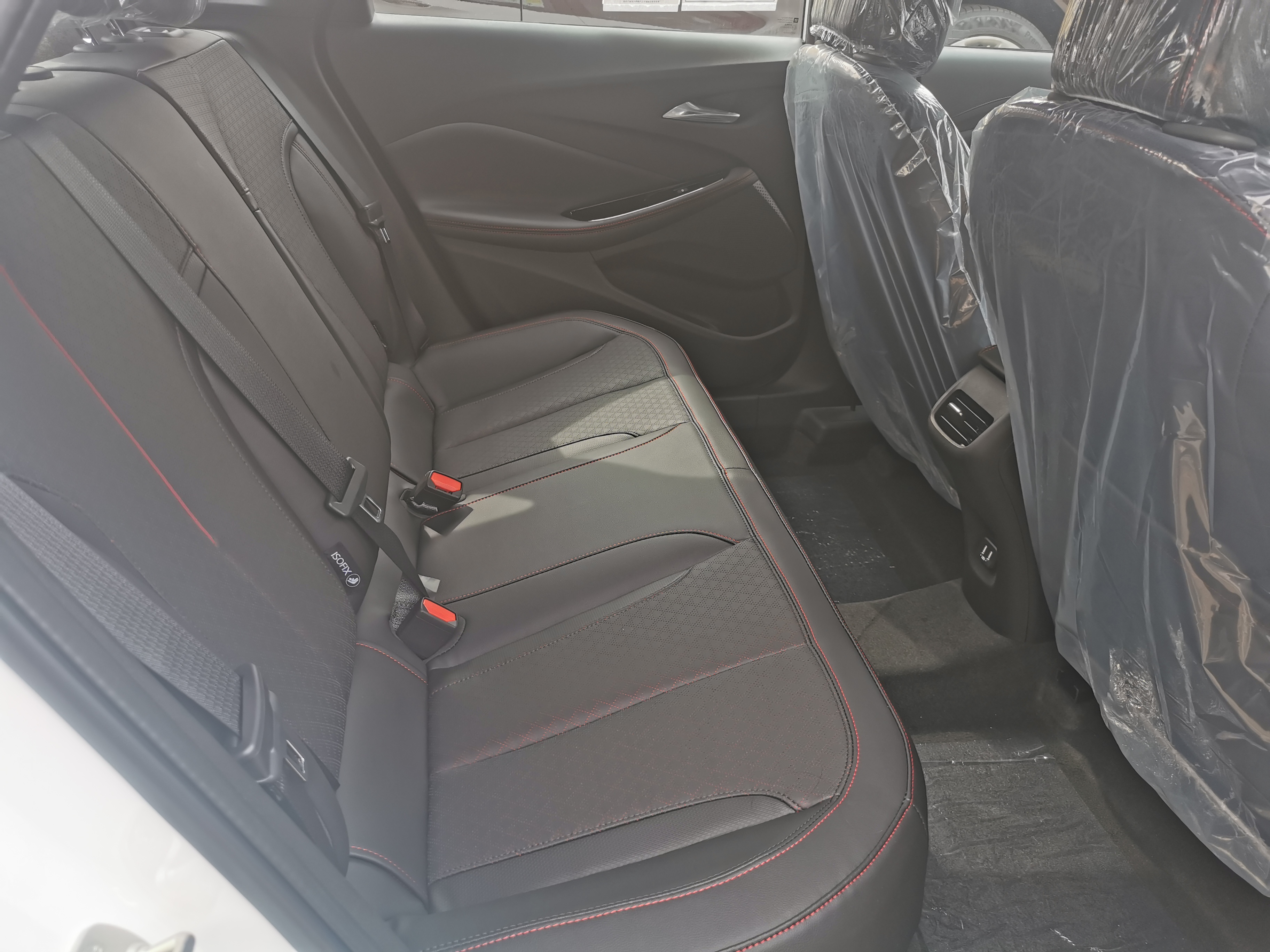 白色威朗pro尾翼好看吗,白色威朗pro乐享版原厂行车记录仪