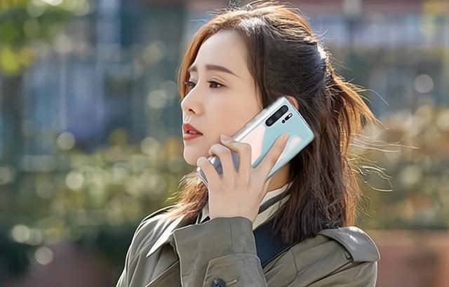 女子给前任发结婚请柬,给前任寄自己的结婚请柬