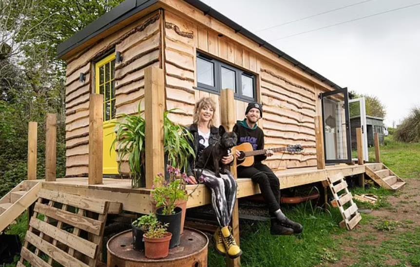 为了住上房，这些英国年轻人简直各种办法都想绝了