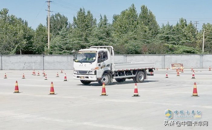 几十秒的赛场展现速度、驾驶技能这些江淮卡哥如何乘风破浪?