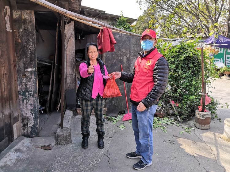 白云|年事已高,疫情期间不便出门?别担心,“红马甲”为你服务