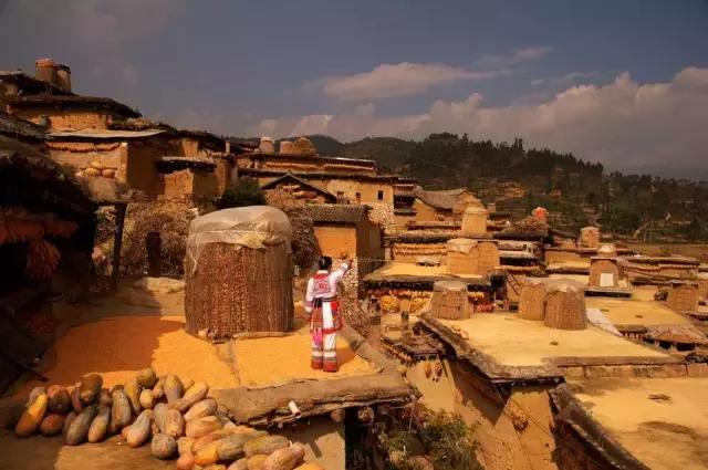 云南这个村子百家相连,一不留神就走到人家房顶上了