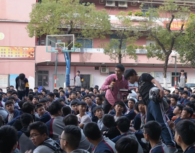 广州高校突现众多改装车,中国改装文化跨出了重要一步!