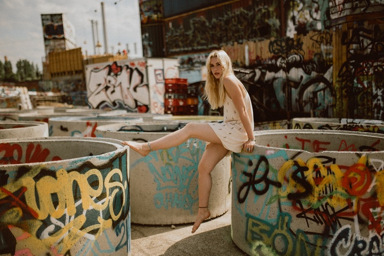 佛说当你心里放不下一个人的时候,佛说放不下的一个人就先放一边吧