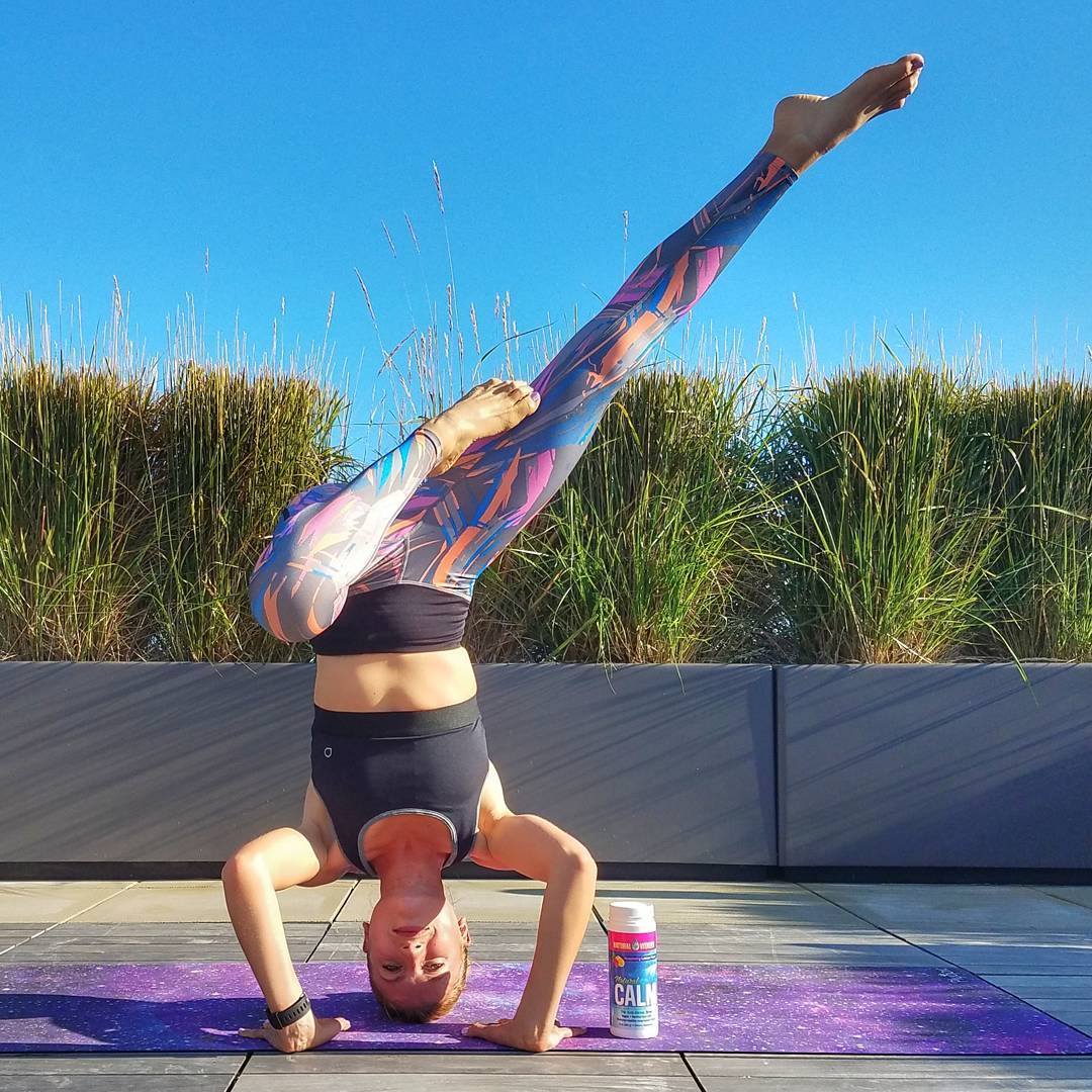 阳光正好，拖动你快发霉的身体，让这12个体式为你松松骨头吧