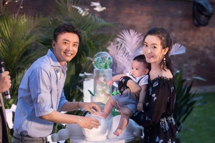 娱乐圈夫妻低调恩爱,李小萌与王雷吻戏视频