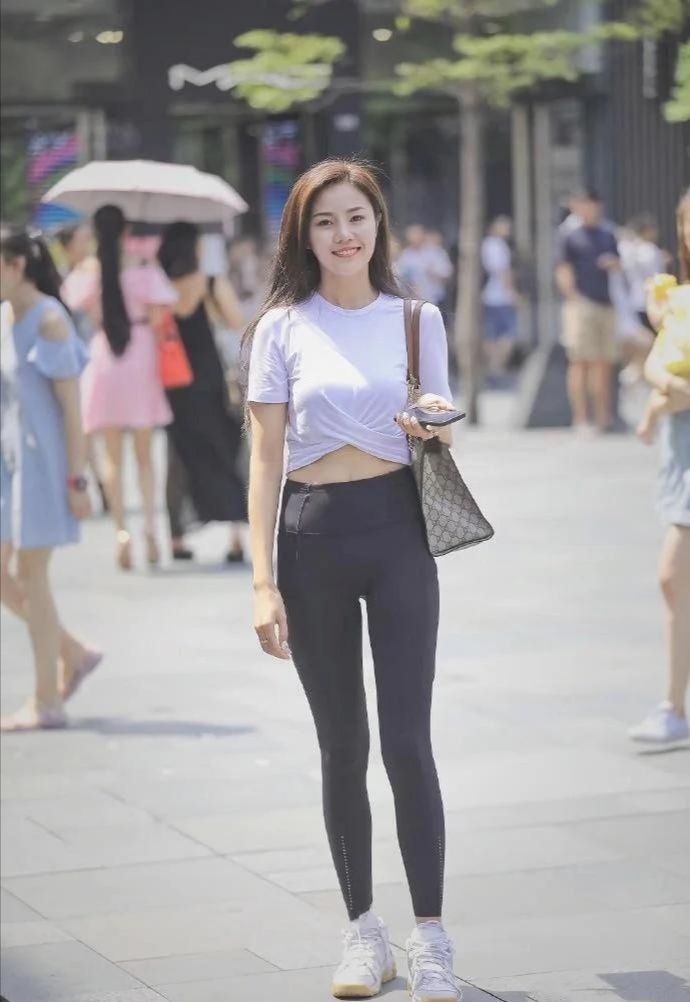 瑜伽牛仔裤街拍穿搭,微胖瑜伽弹力裤街拍