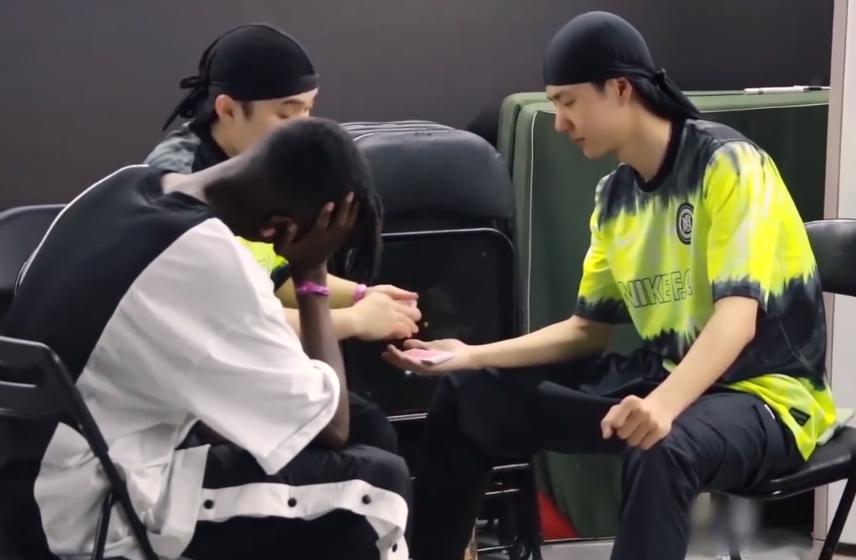 王一博秀魔术连续翻车，但布布过于捧场，黑人问号脸绝了
