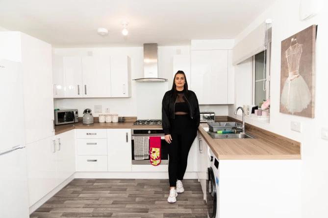 英国女富二代8000万豪宅,三年不喝饮料