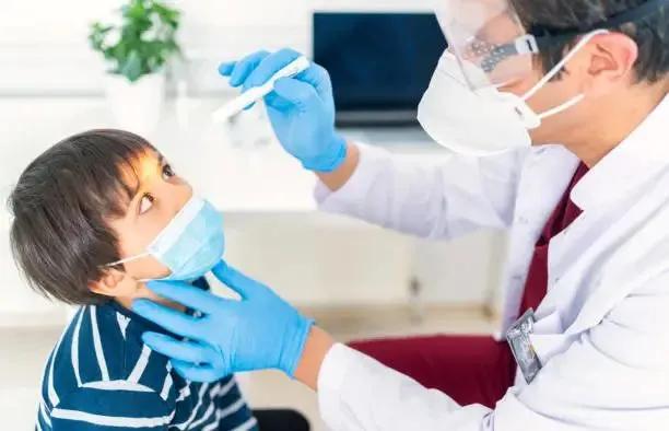 幼儿频繁眨眼歪头斜眼,孩子歪头视物与眼睛有关系吗