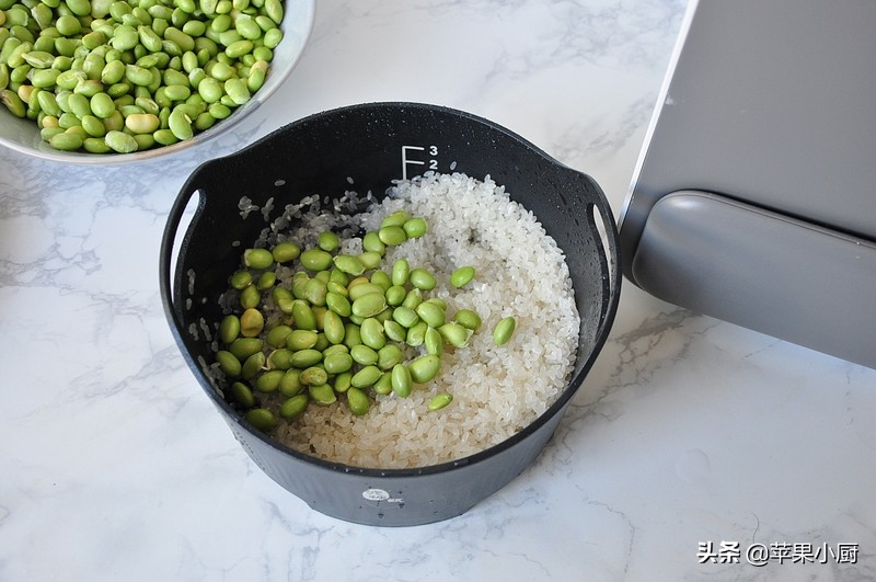 毛豆别光带壳煮着当下酒菜了，教你新吃法，与米饭同煮，越嚼越香