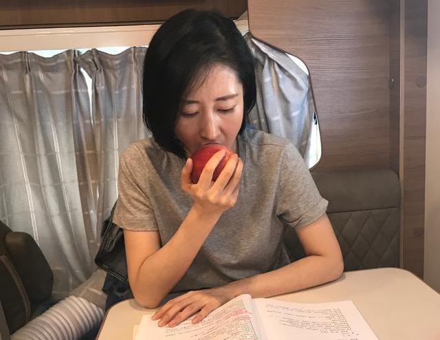 44岁刘敏涛成了表情包，体重竟才90斤，3个饮食习惯成就好身材