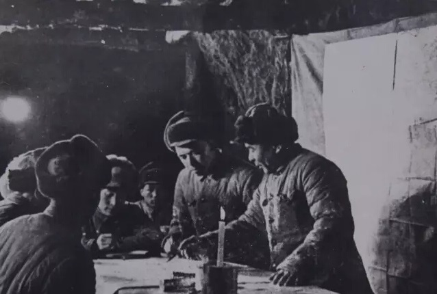 英雄连3步兵集体丢手雷,英雄八连