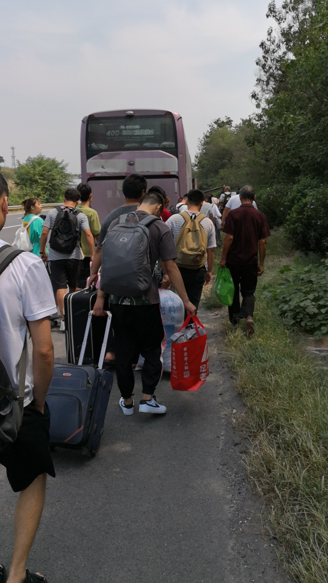 大巴车故障停应急车道,营运客车在高速路段停车