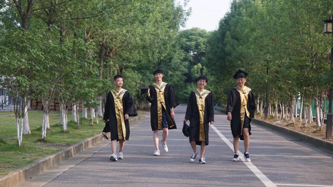 无锡一高校宿舍,成都一大学寝室6名男生上名校