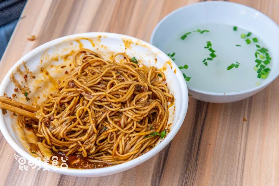 昆明330天都在排队的卤面馆，不收钱收饭票，只卖到下午2点