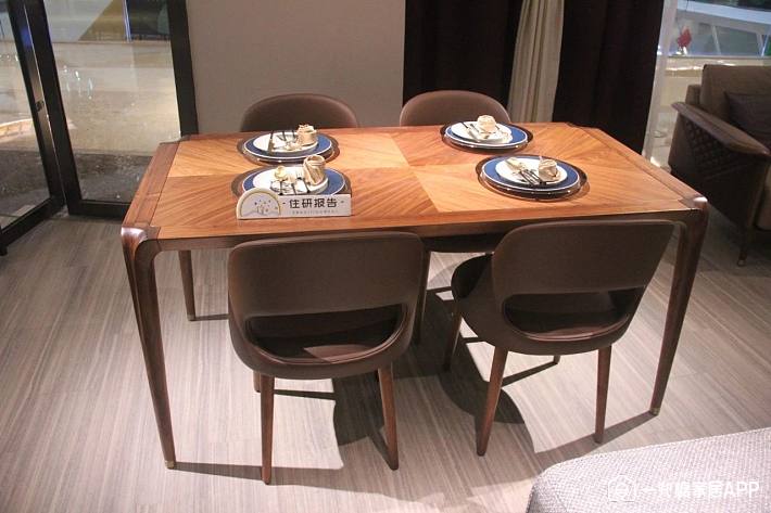 精致轻巧省空间，让你的餐厅韵味十足丨华师傅传匠实木餐桌测评