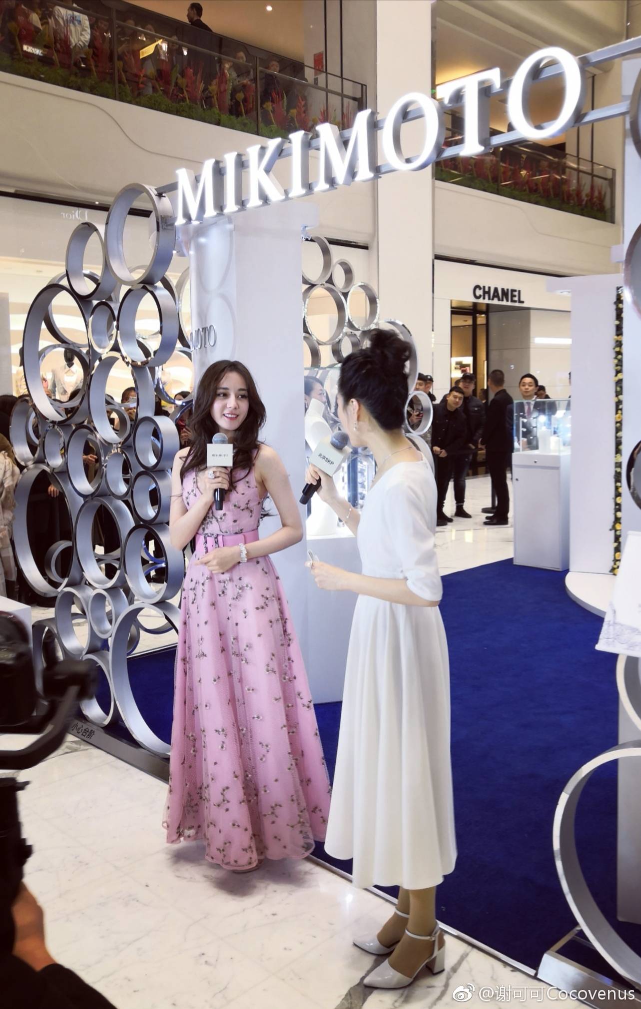 迪丽热巴好大胆！现身捞金穿深V性感长裙，人美胸更美