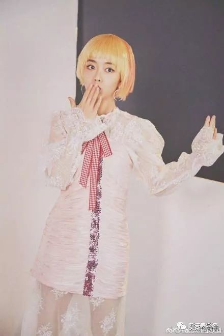 谭松韵蓬松的头,谭松韵摘掉眼镜打扮后惊艳出场