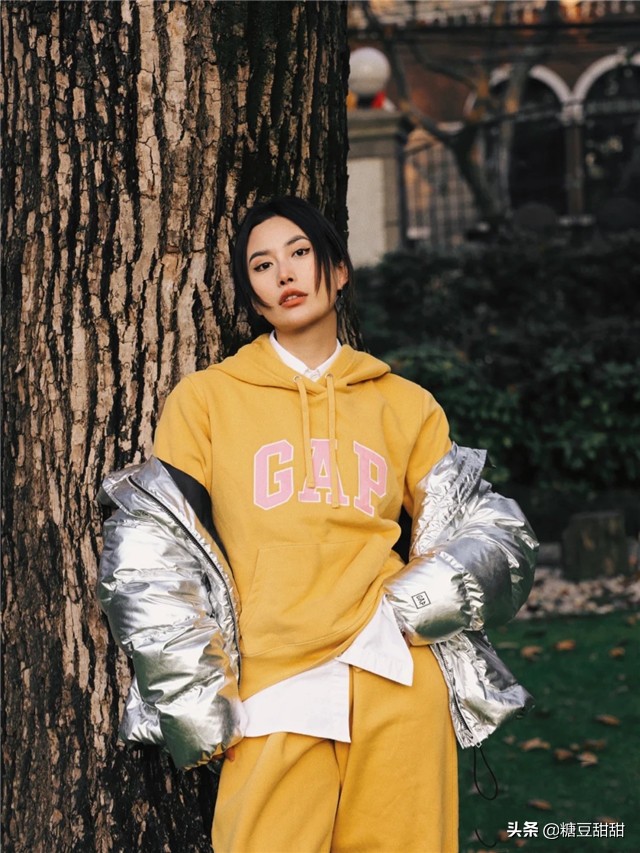 适合小个子女生的卫衣冬,今年最流行的小个子修身卫衣