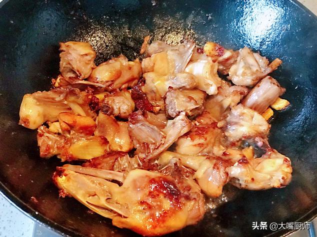*鸭做**肉时,去腥别再焯水了,大厨教你3步,出锅软嫩鲜香,不腥臊