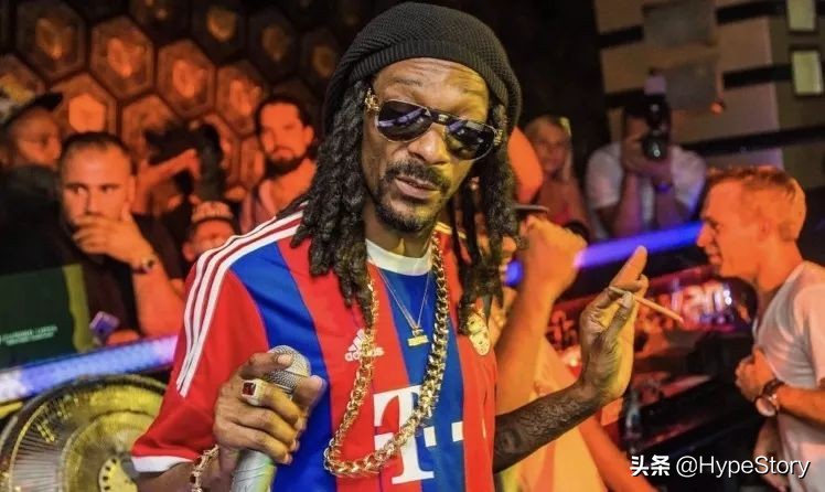 他是西海岸教父级的说唱歌手，也是足球圈最拽的球衣狂魔